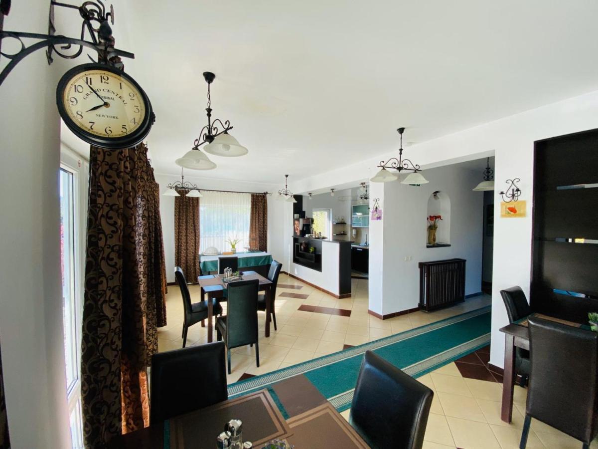Vila Old Cars คริสเตียน ภายนอก รูปภาพ